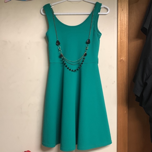 Green Dress with Chain - NWT - Picture 2 of 4